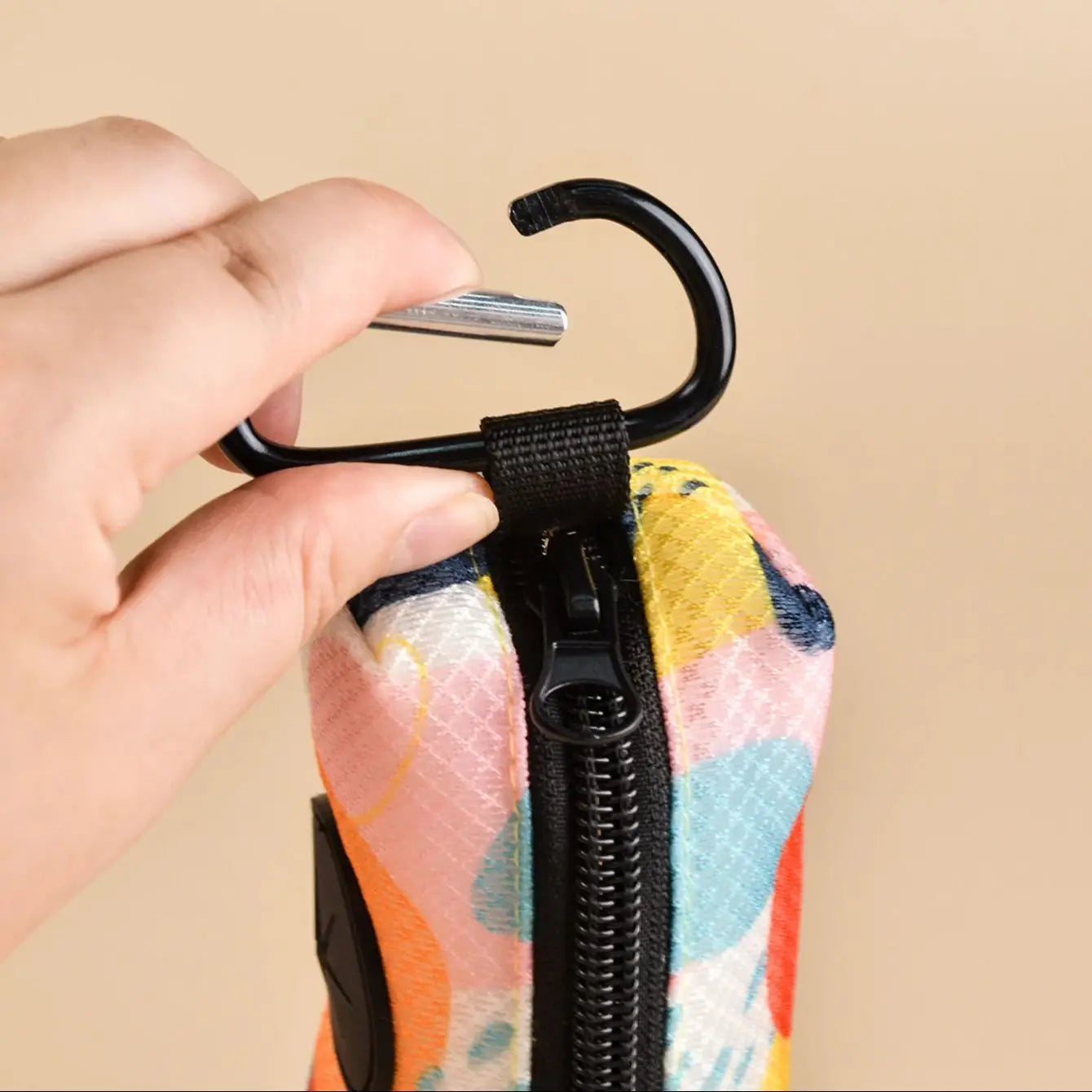 Distributeur à sac à crotte, accroche